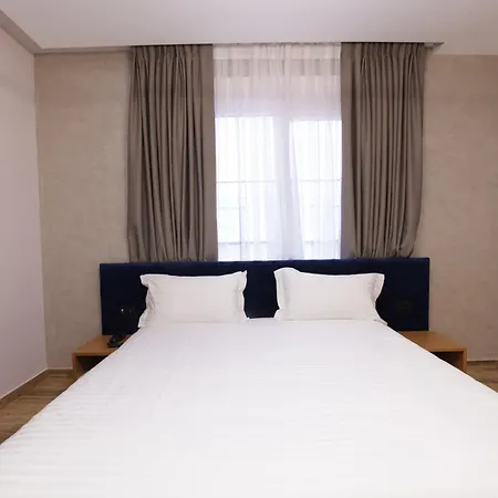 Residence Inn Hotel 4* 티라나